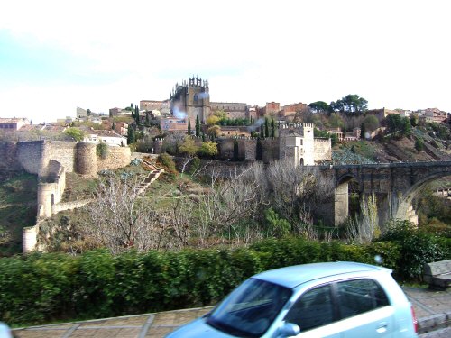 スペインマドリードマドリッドから世界遺産トレド(世界自然遺産)。Toledoトレド旧市街タホ川に架かるサンマルチン橋