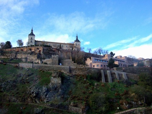 スペインマドリードマドリッドから世界遺産トレド(世界自然遺産)。Toledoトレド旧市街タホ川沿いに走るツアーバス