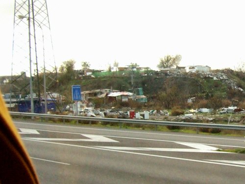 風車の町ラマンチャ地方・コンスエグラからマドリッドマドリードへ戻る途中に高速道路脇に見えたジプシーのバラック小屋群