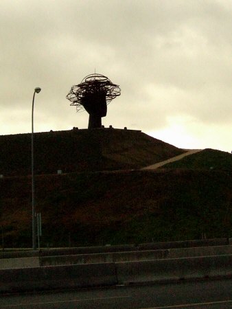 風車の町ラマンチャ地方・コンスエグラからマドリッドマドリードへ戻る途中に高速道路脇に見えたオブジェ