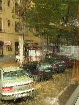 雨のスペインの首都マドリードマドリッド中心市街地