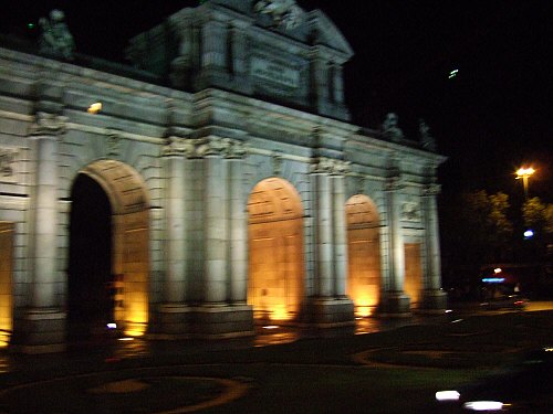 夜のマドリッドマドリード独立広場Pl.de la Independenciaインデペンデンシアのアルカラ門Puerta de Alcala