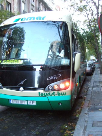 マドリッド、ホテルウェリントンホテルmadrid hotel wellingtonの横に停車中のツアーバスSAMAR tourist-bus
