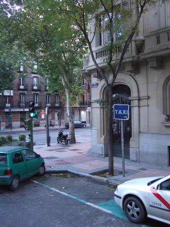マドリッド、ホテルウェリントンホテルmadrid hotel wellingtonの横にタクシー乗り場