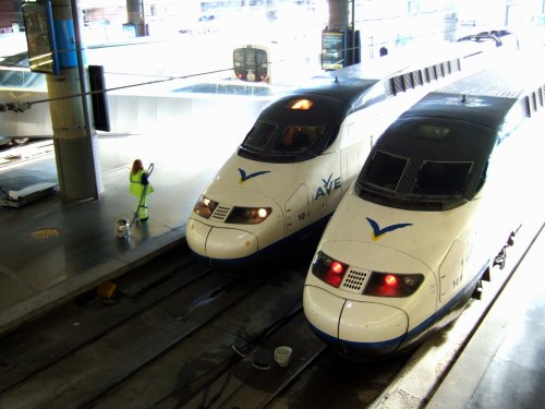 Espana España(エスパーニャ)SPAIN MADRIDマドリッドマドリードアトーチャ駅Vieja Estacion de Atocha青いラインのAVE駅舎内駅構内スペインの新幹線高速鉄道AVEアベアヴェのホームへAVE9624号セビーリャ行きセビージャ行きセビリア行き