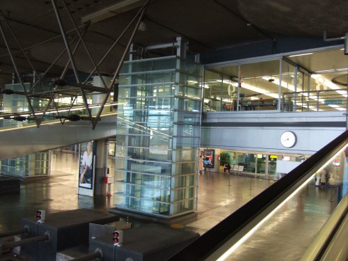 Espana España(エスパーニャ)SPAIN MADRIDマドリッドマドリードアトーチャ駅Vieja Estacion de Atocha駅舎内駅構内スペインの新幹線高速鉄道AVEアベアヴェのホームへAVE9624号セビーリャ行きセビージャ行きセビリア行き