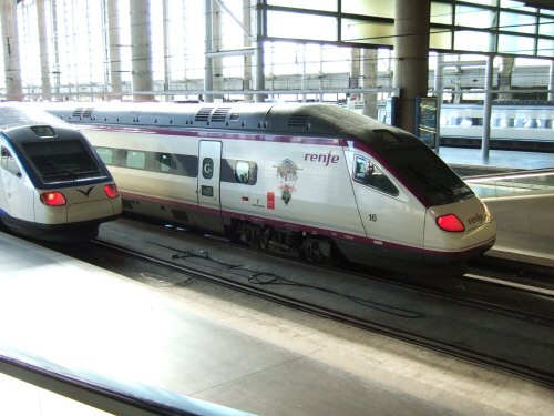Espana España(エスパーニャ)SPAIN MADRIDマドリッドマドリードアトーチャ駅Vieja Estacion de Atocha駅舎内駅構内スペインの新幹線高速鉄道AVEアベアヴェのホームへrenfeセビーリャ行きセビージャ行きセビリア行き