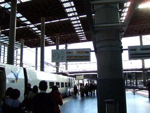 Espana España(エスパーニャ)SPAIN MADRIDマドリッドマドリードアトーチャ駅Vieja Estacion de Atocha駅舎内駅構内スペインの新幹線高速鉄道AVEアベアヴェのホームへAVE9624号セビーリャ行きセビージャ行きセビリア行き