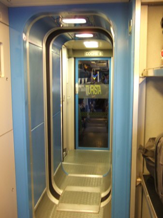 Espana España(エスパーニャ)SPAIN MADRIDマドリッドマドリードアトーチャ駅Vieja Estacion de Atocha駅舎内駅構内スペインの新幹線高速鉄道AVEアベアヴェのホームへAVE9624号セビーリャ行きセビージャ行きセビリヤ行き列車内散策