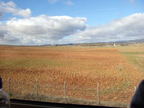 Espana España(エスパーニャ)SPAIN MADRIDマドリッドマドリードVieja Estacion de Atochaアトーチャ駅発コルドバ、セビージャ行きスペインの新幹線高速鉄道AVEアベアヴェAVE9624から見えた風景