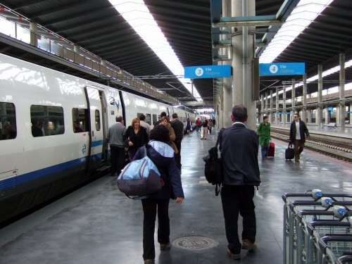 Espana España(エスパーニャ)SPAIN MADRIDマドリッドマドリードVieja Estacion de Atochaアトーチャ駅発コルドバ、セビージャ行きスペインの新幹線高速鉄道AVEアベアヴェAVE9624から見えた風景コルドバ中央駅ホーム3番線ホームと4番線ホーム
