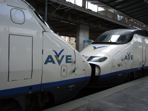 Espana España(エスパーニャ)SPAIN MADRIDマドリッドマドリードVieja Estacion de Atochaアトーチャ駅発コルドバ、セビージャ行きスペインの新幹線高速鉄道AVEアベアヴェAVE9624コルドバ中央駅先頭車両同士を連結して走る変則車両編成