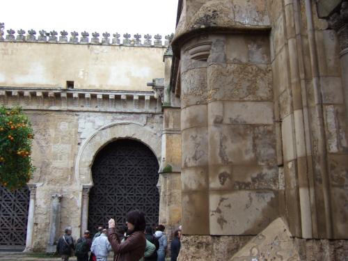 Espana España(エスパーニャ)SPAIN 世界遺産コルドバcordobaコルドバアルカサル通りアルカサルアルカサールAlcazarアンダルシア地方メスキータトリホス通りC.Torijosメスキータオレンジの中庭写っている太い柱がシュロの門の一部?