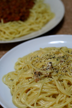 スパゲティーカルボナーラ,パスタカルボナーラ(carbonara)スパゲッティーイタメシイタリアンな香り粗挽き黒コショウ