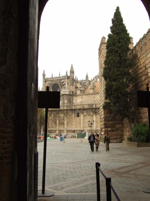 España(エスパーニャ)SPAINフラメンコの本場セビリヤへSEVILLAセビリアセビージャセビーリャアルカサルアルカーサルアルカサールAlcazarライオンの門をくぐった所から見たカテドラル世界遺産世界文化遺産