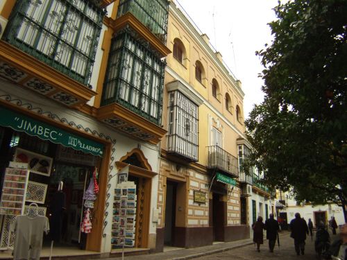 España(エスパーニャ)SPAINフラメンコの本場セビリヤへSEVILLAセビリアセビージャセビーリャサンタ・クルス街Barrio de Santa Cruz旧市街ユダヤ人街パティオ風な広場JIMBEC土産物屋