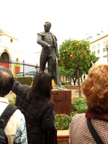 España(エスパーニャ)SPAINフラメンコの本場セビリヤへSEVILLAセビリアセビージャセビーリャクリストバル・コロン通りPo.de Cristobal Colonマエストランサ闘牛場前にスペインの大闘牛士クーロ・ロメロの銅像
