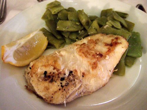 昼飯タブラオエル・パティオ・セビリャーノEL PATIO SEVILLANO白身魚の焼いたヤツ焼き魚くたくたに煮たインゲン豆