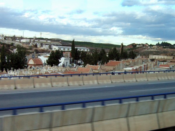 エスパーニャSPAINアンダルシア地方グラナダからバレンシア地方バレンシア高速道路A92号線沿いに見えた風景景色墓地お墓
