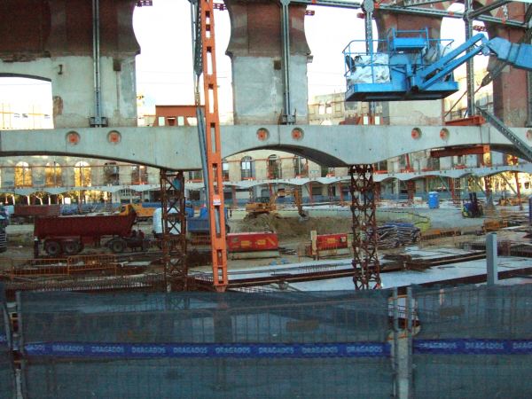 エスパーニャSPAINカタルーニャ地方・バルセロナ市街地の風景改築工事改装工事中の闘牛場