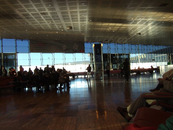 エスパーニャSPAINカタルーニャ地方・バルセロナ空港BCNバルセロナプラット空港ゲート21前