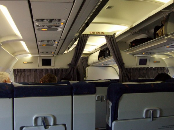 エスパーニャSPAINカタルーニャ地方・バルセロナ空港BCNバルセロナプラット空港SPANAIR EC-IMB エアバスAIRBUS A320-200離陸前機内の様子