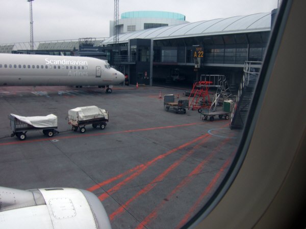 SPANAIR EC-IMB エアバスAIRBUS A320-200コペンハーゲン国際空港ターミナル2フィンガーAA21ゲート