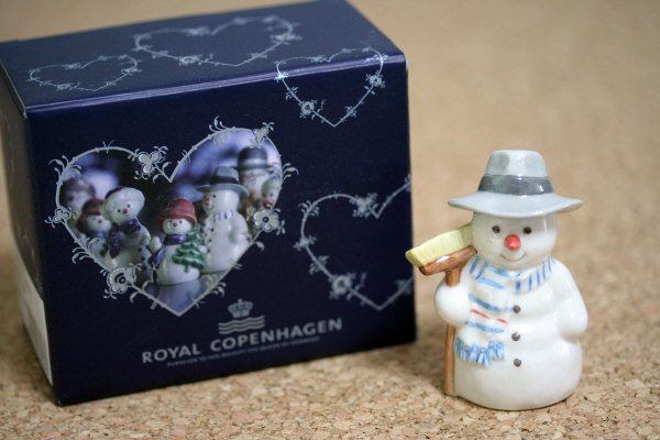 コペンハーゲン国際空港ターミナル2ROYAL COPENHAGENロイヤル・コペンハーゲンスノーマンファミリーほうきを持った父親Snowman Family Father with broomスノーマンフィギュリン(陶磁器人形)