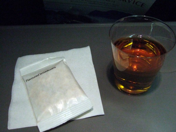 デンマーク・コペンハーゲン空港SASスカンジナビア航空SK983便エアバスA340 LN-RKG機内サービスドリンクサービスグリッシーニ細長いスティック状の揚げパン