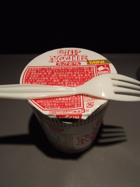 SASスカンジナビア航空SK983便エアバスA340 LN-RKG飛行機の中で食べるカップラーメンカップ麺これも機内食?