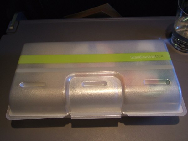 SASスカンジナビアエアラインSK983便エアバスA340 LN-RKG2度目の機内食サービス軽食サービスミールサービススカンジナビアンデリ朝食ボックスBOX