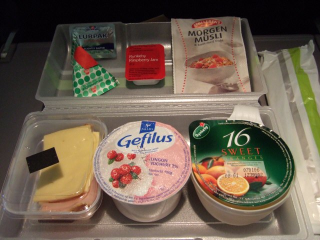 SASスカンジナビアエアラインSK983便エアバスA340 LN-RKG2度目の機内食サービス軽食サービスミールサービススカンジナビアデリScandinavianDeli Scandinavian Airlines