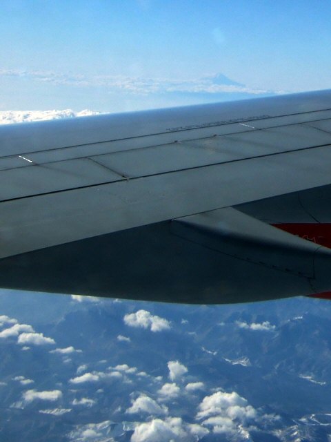 SASスカンジナビアエアラインSK983便エアバスA340 LN-RKG飛行機から見た富士山空から見た富士山写真