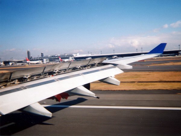 成田国際空港滑走路34Lに着陸