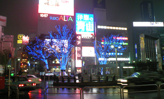 雨の新宿東口