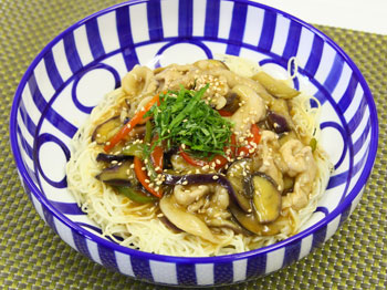 白石市長賞&白石よござりす特別賞♔ 「さっぱり!アジアンねぎうーめん」佐藤加代子さん作 ねぎがどっさり&レモンのさっぱり感が好評!