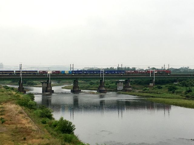 梅雨空をバックに貨物列車が川を渡る 梅雨空をバックに貨物列車が川を渡る
