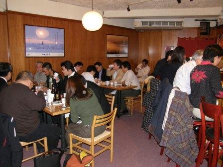 オ−プニングのとき 店内は満席です