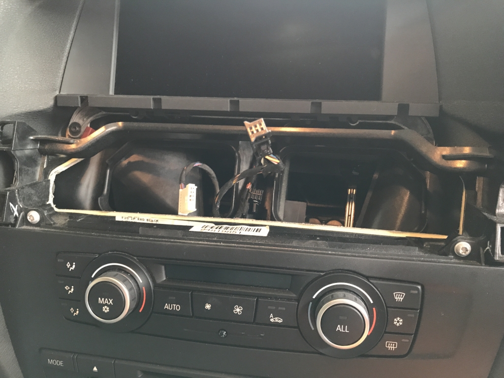 BMW X3(F25)に、Apple carplay対応のアンドロイドナビゲーションの