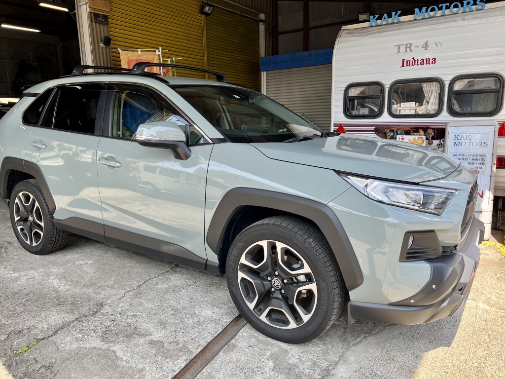 トヨタ RAV4 アドベンチャーの、社外フロントグリルを持込み交換致し
