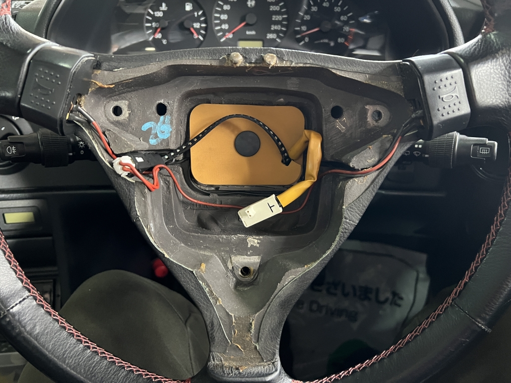 アルファロメオ145の社外ステアリングとシフトノブを持込交換致しまし