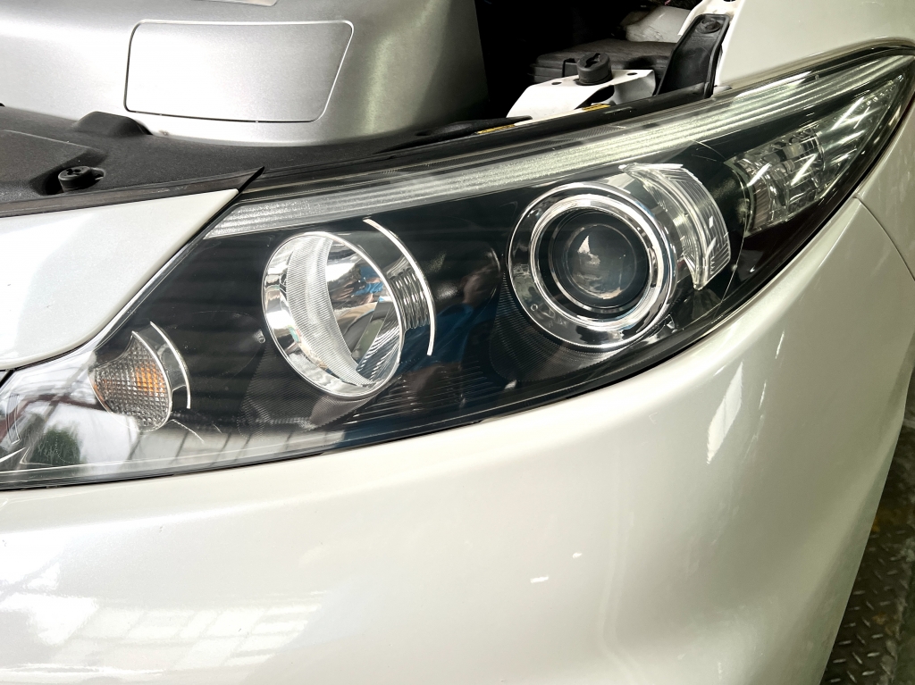 トヨタ エスティマに、HIDからLEDヘッドライトへの変換キット取付と