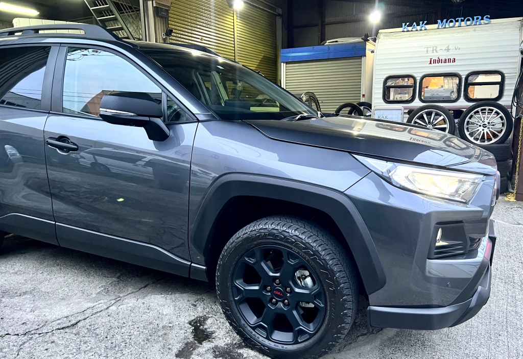トヨタ RAV4に、デイライトキット・フォグランプ・パドルシフトの
