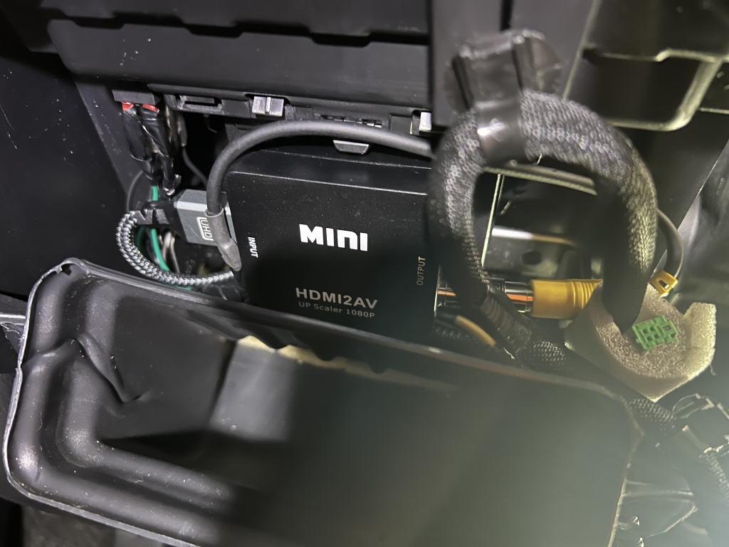 マツダCX-8に、CarPlay後付けレトロフィットキットの取り付けを致し