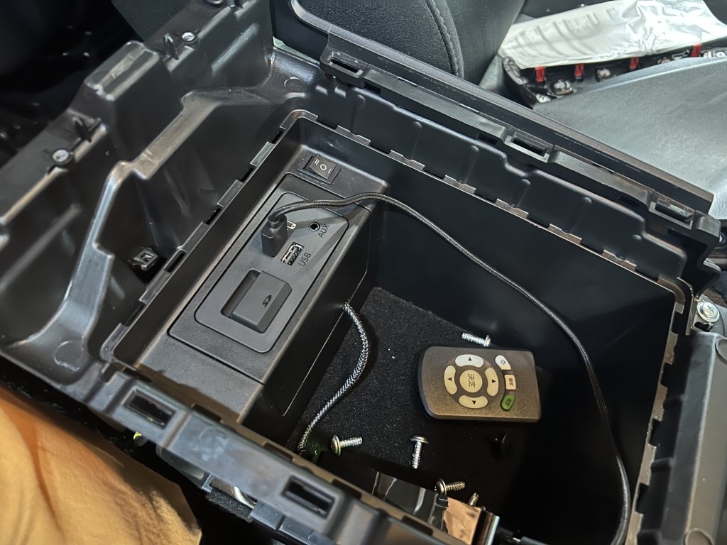 マツダCX-8に、CarPlay後付けレトロフィットキットの取り付けを致し