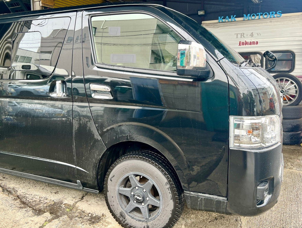 トヨタ ハイエースにTRDマッドフラップの持込み取付けを致しました