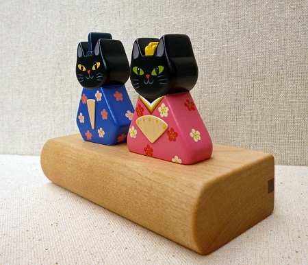 ななめから黒猫雛