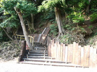 取手面足神社の新築された階段
