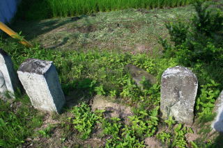 後に倒れた石塔