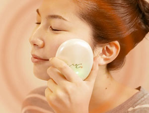 42度の加温をしながら使う、シンプルだけどすごい美顔器 | アロマ